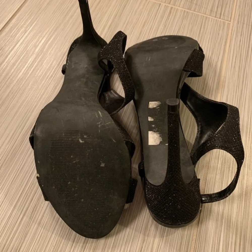 Guess “Corsage” Heeled sparkle sandal